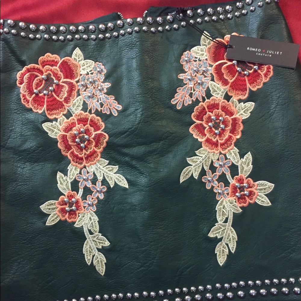 NWT- Fun and Eye catching Skirt🌺
